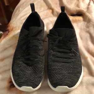 Sketchers pull on shoes